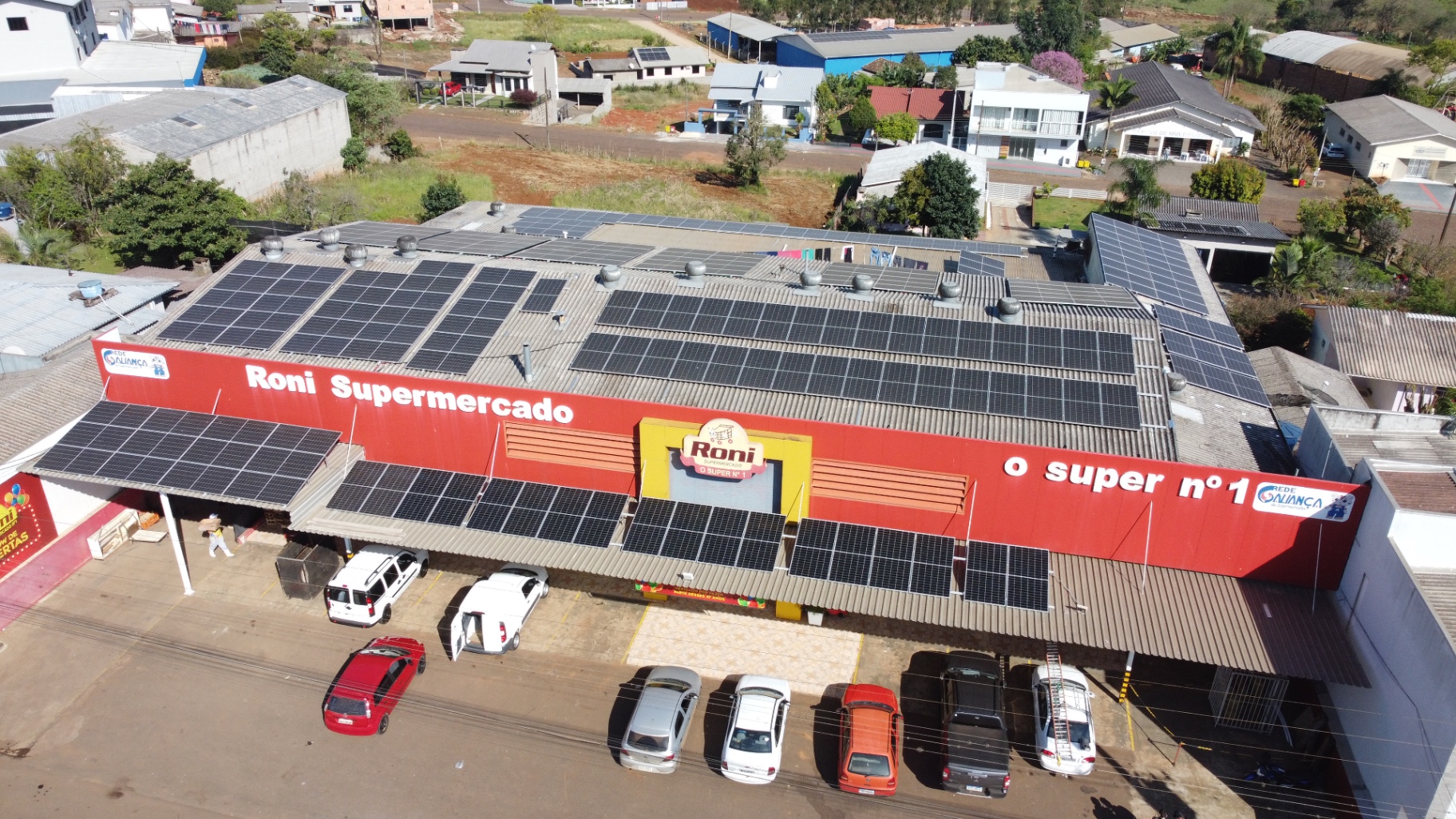 Supermercado Roni com painéis solares