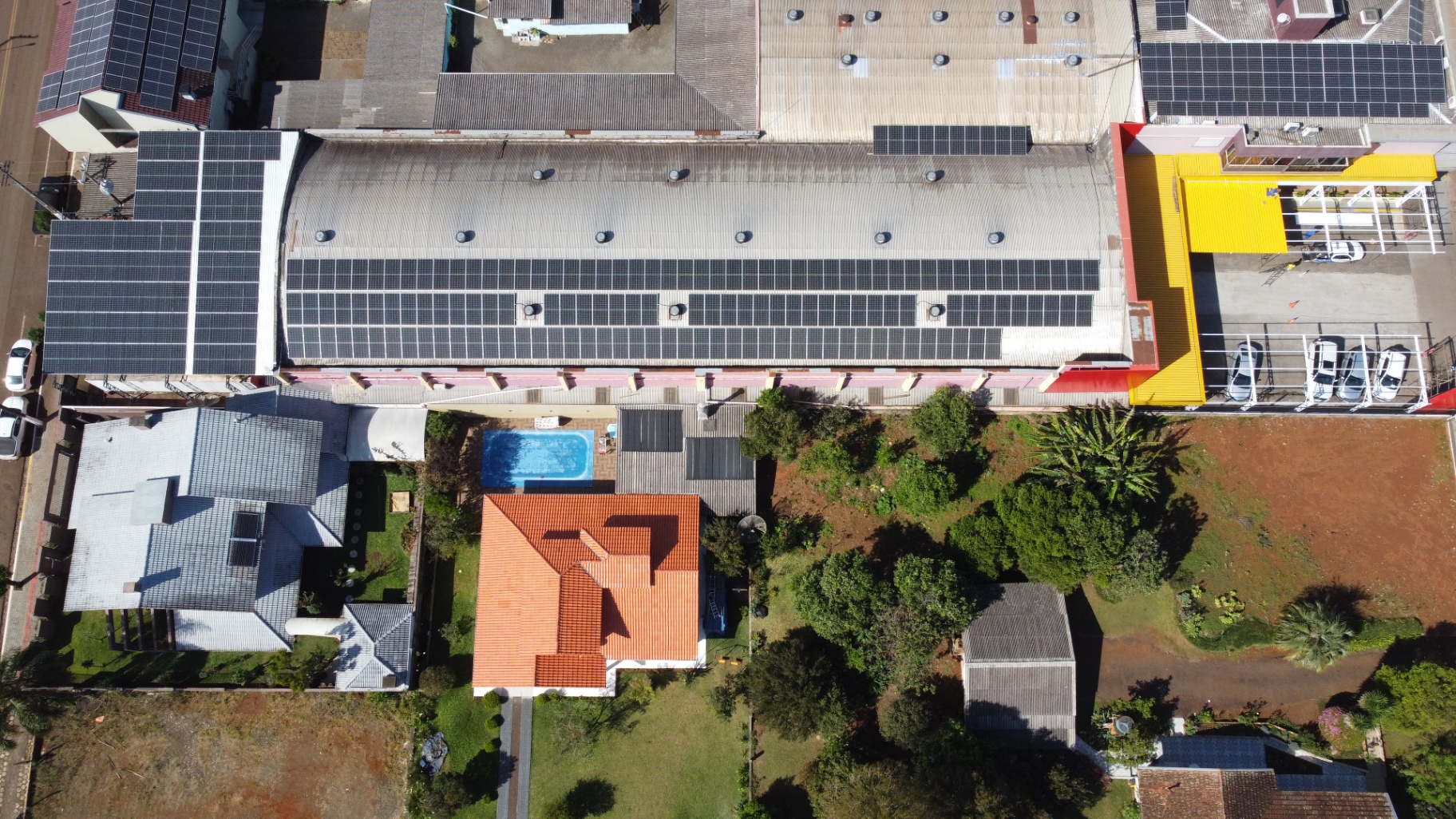 Indústria com painéis solares